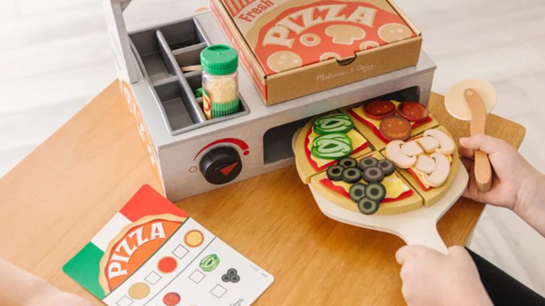 Melissa & Doug's Top & Bake Pizza Counter Makes Mini Chefs Pizza ...