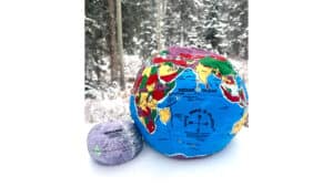 HUGG A PLANET　地球儀クッション　EARTH STUFFED TOY Amazon.com: Hugg-A-Planet Pocket Earth with Moon Soft Plush Globe